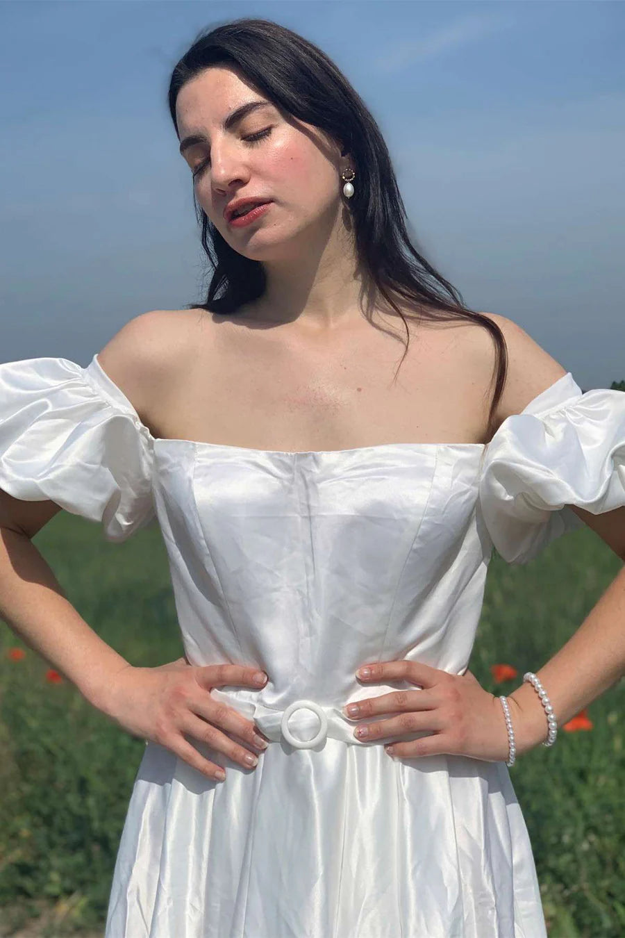 Vestido de novia de corte A con hombros descubiertos, mangas abullonadas y espalda abierta